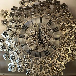 Working battery operated wall clock.  Metal flower design.